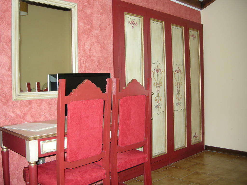 Hotel Fiordigigli LʼAquila Kamer foto
