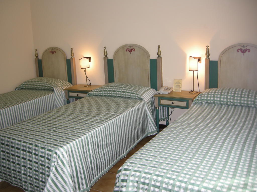 Hotel Fiordigigli LʼAquila Kamer foto