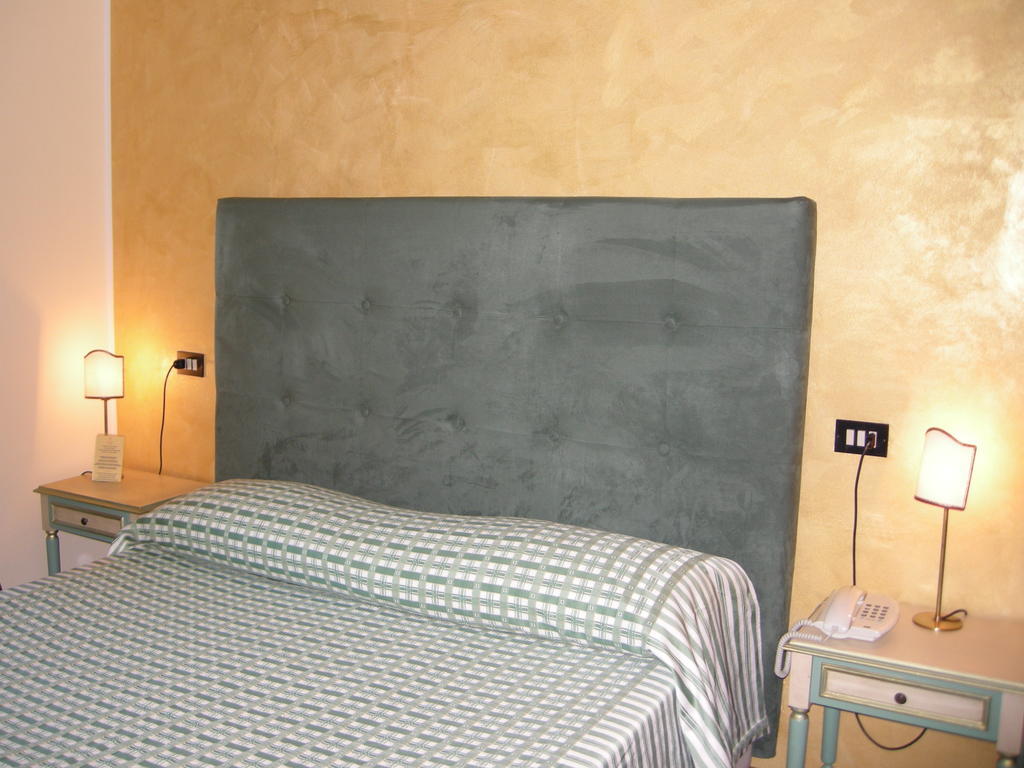 Hotel Fiordigigli LʼAquila Kamer foto